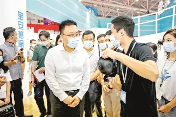 用文化点燃宝安活力魅力吸引力 王守睿到第十七届文博会主会场宝安展馆巡馆参观时要求  