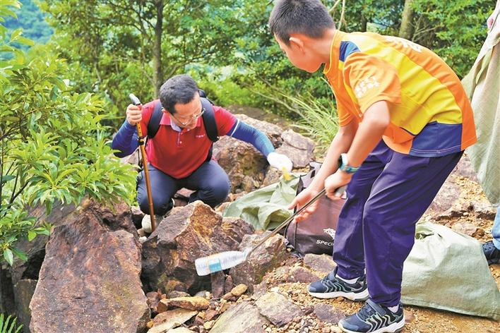 百余志愿者在世界清洁日为梧桐山“美颜”时惊喜地发现山上垃圾少了
