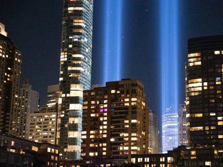 “9·11”事件20周年前夜，双子塔光柱点亮纽约夜空