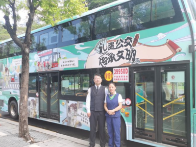 巴士集团两大主题车厢亮相“无车日”,为鹏城增添一道亮丽风景线