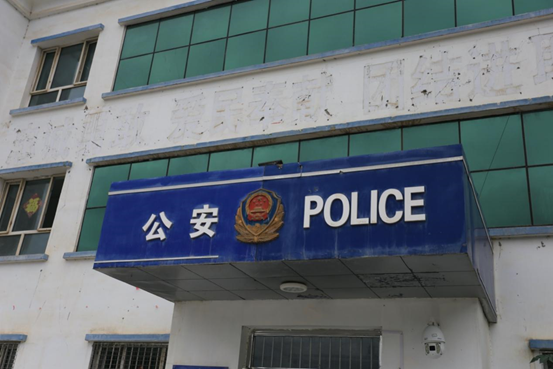 图：原艾力西湖镇派出所办公楼上，仍然可见弹孔