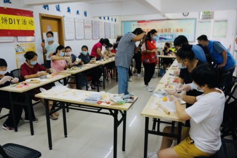 梅亭社区开展“共迎中秋”月饼DIY活动