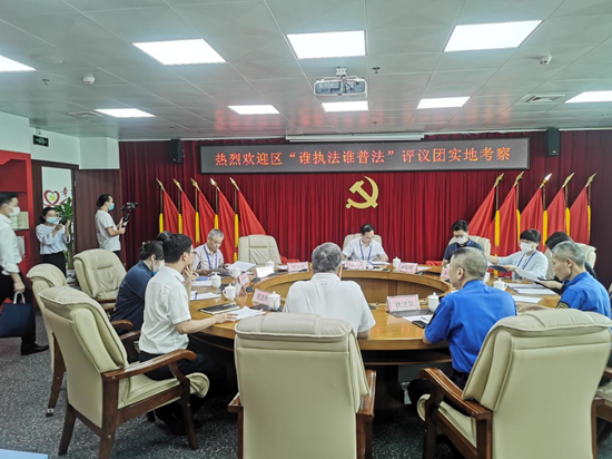 区普法专家评议团到松岗实地考察，对其普法工作表示肯定  