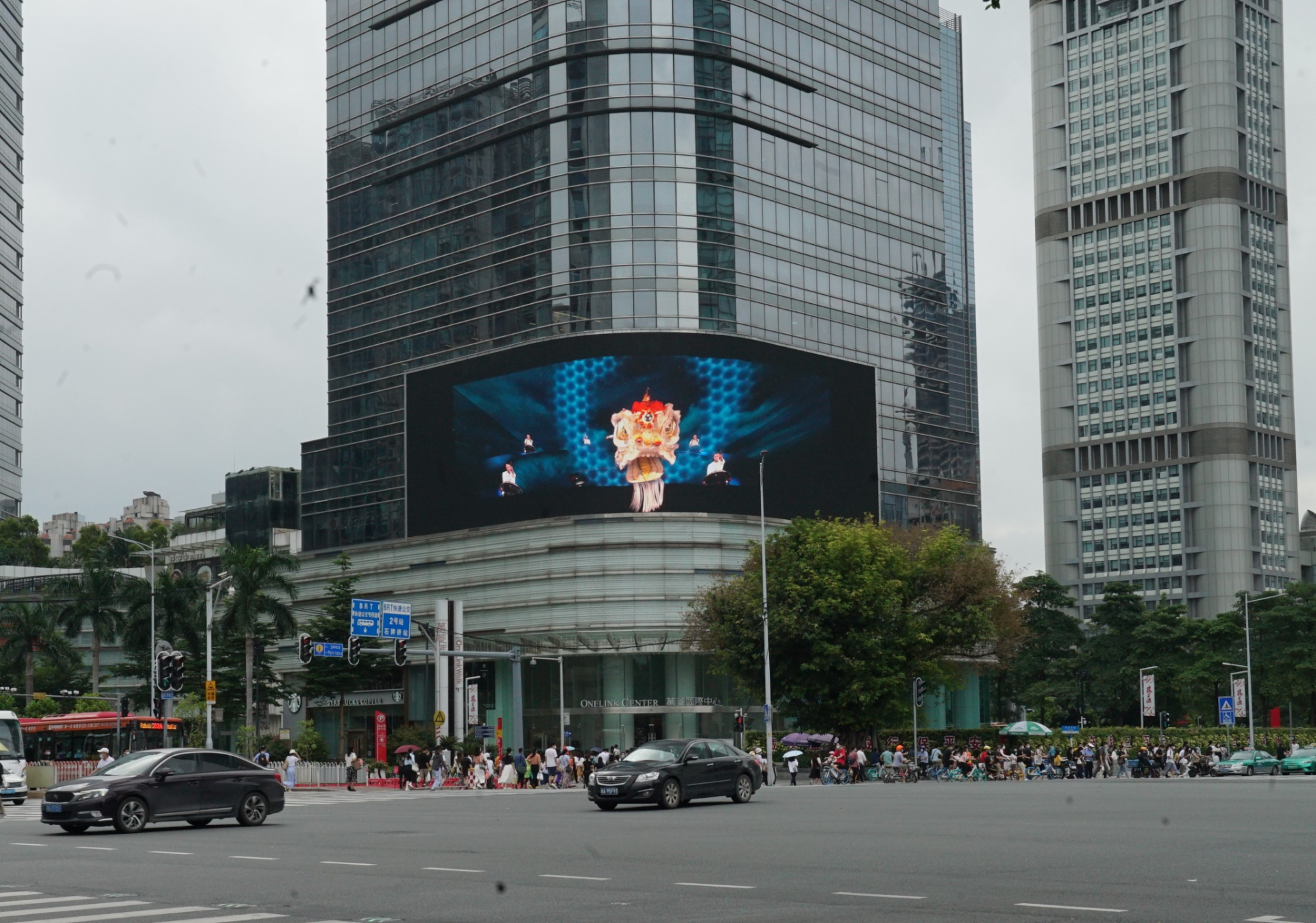 CBD闹市现醒狮！首个非遗裸眼3D真人秀亮相广州  