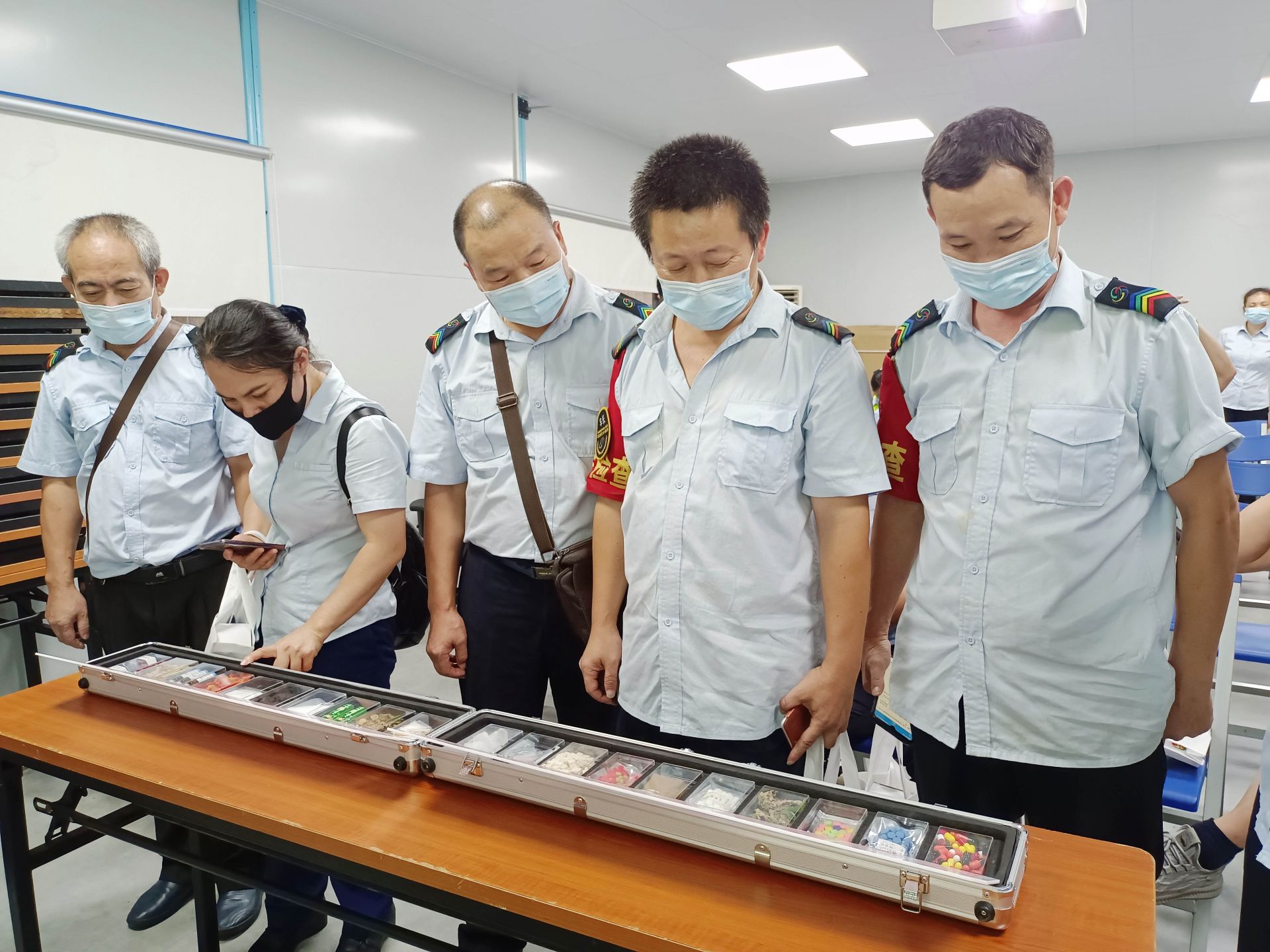推进禁毒宣传教育全覆盖，观湖街道禁毒宣传进公交