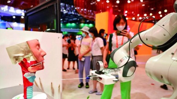 罗湖医院集团智能核酸采样机器人“鹏程青耕”受特邀亮相2021年服贸会