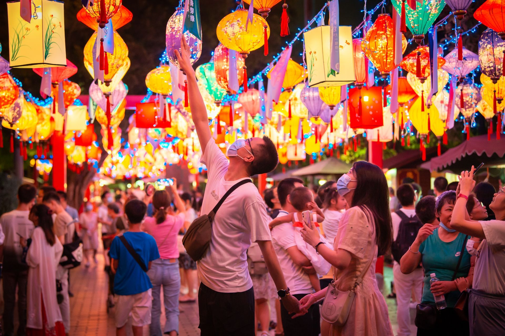 元宵节看花灯赏月图片