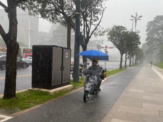 今年汛期，深圳气候呈温高雨少干旱重，短时极端强降水多发等特点