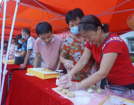 “喜迎中秋 情暖社区” 新安街道龙井社区举行手工制作月饼活动