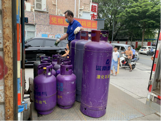 石岩捣毁一处燃气窝点 拧紧燃气“安全阀”