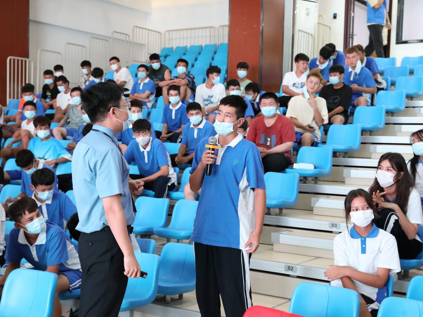 点亮法治护航明灯，光明区新湖街道开展公检法司进校园活动