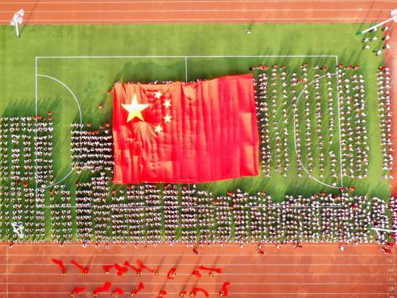 万面红旗迎风展，万人同唱一首歌！园丁学校联动社区迎国庆