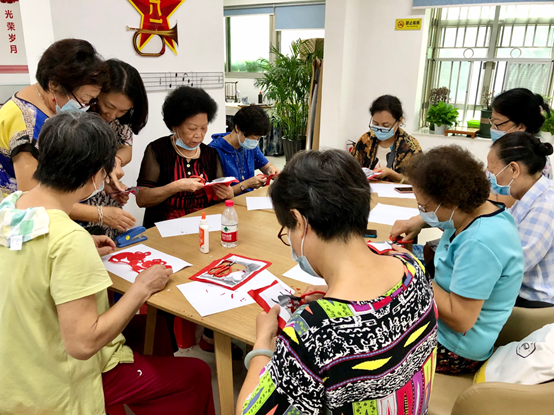 弘扬文明新风尚·剪下艺术照夕阳 绿景社区老年大学剪纸课堂开课