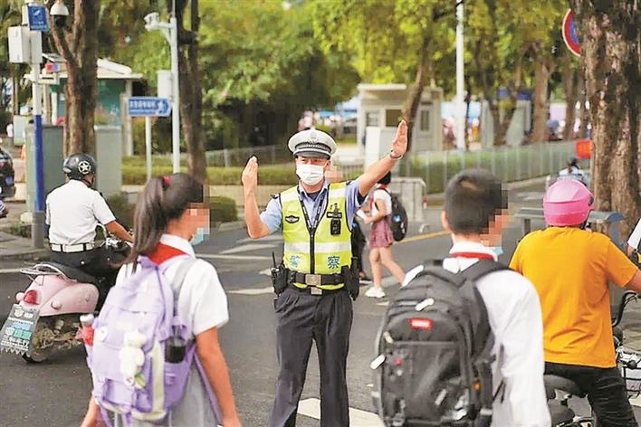 开学首日深圳交警全警力护校护航 