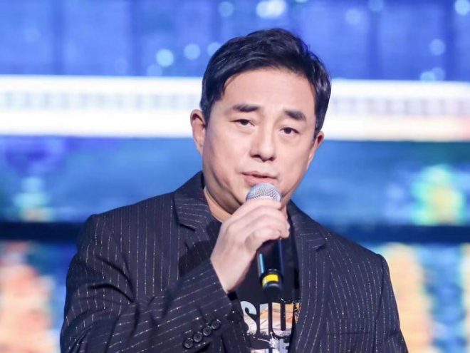 中秋佳节吕方《弯弯的月亮》惊艳开唱 网友感叹“那个唱片时代的巨星又回来了”