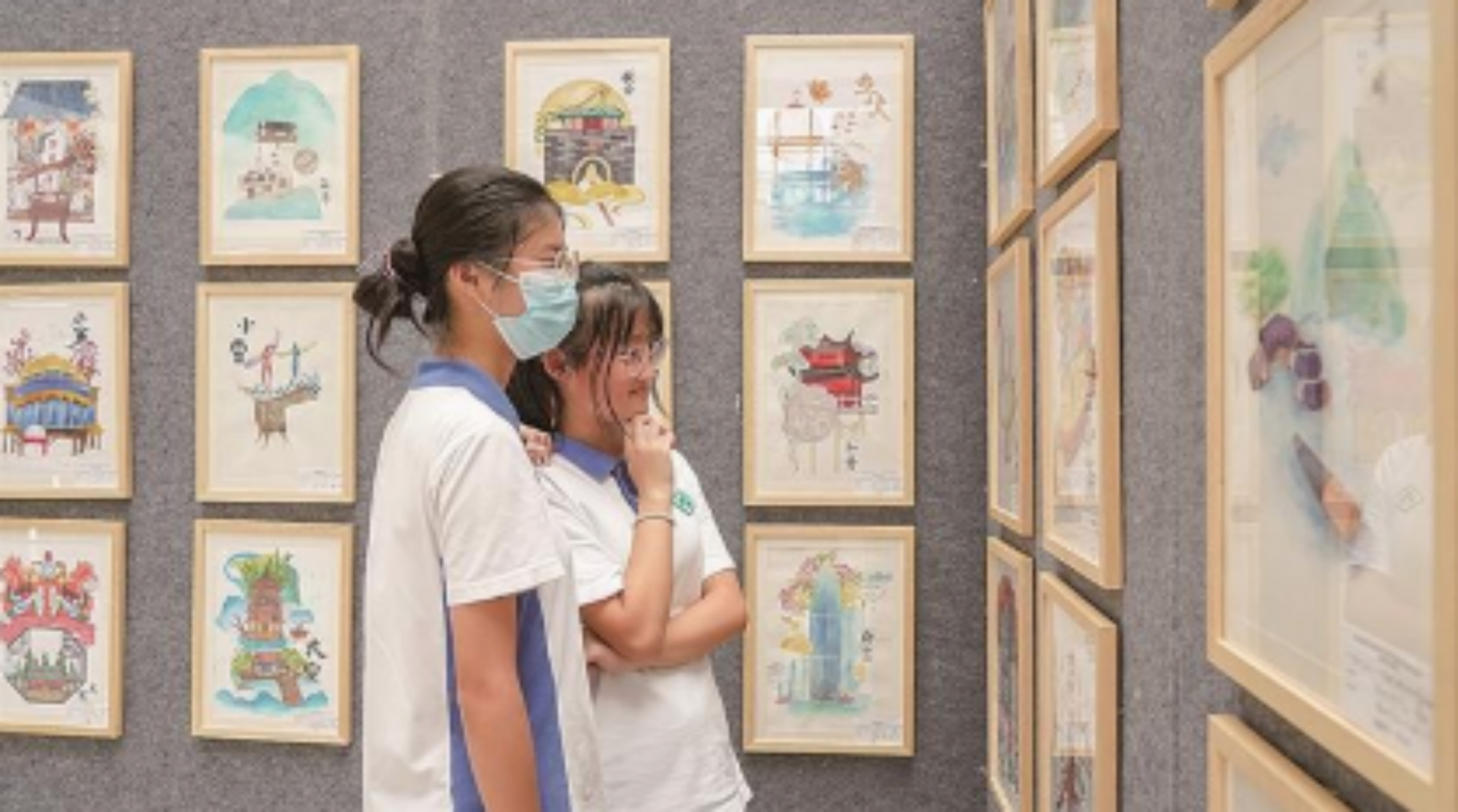 展出作品200余幅深中龙初举办首届学生美术作品展