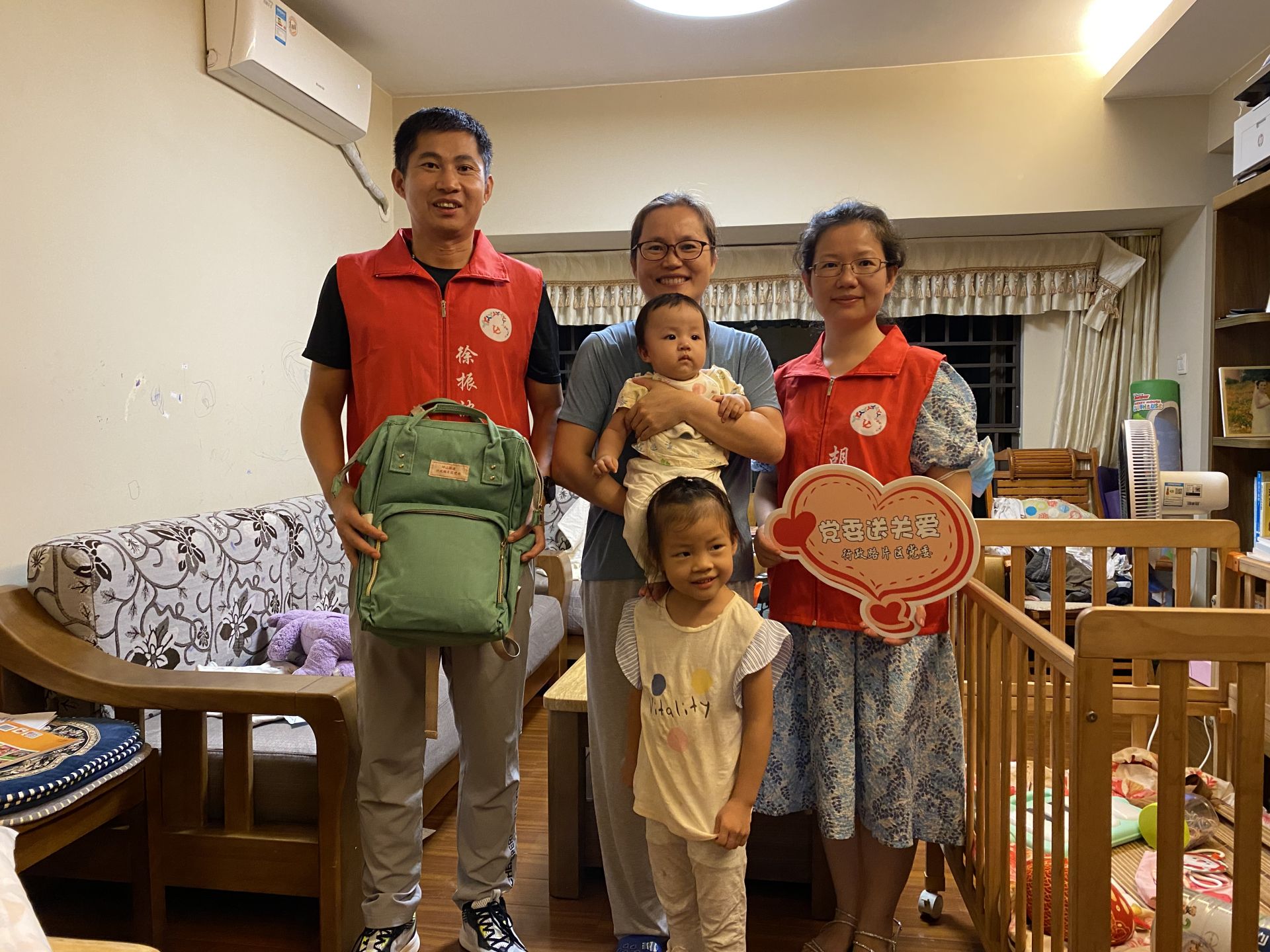 新生儿科学养育大礼包大派送！坪山这一片区党委暖人心