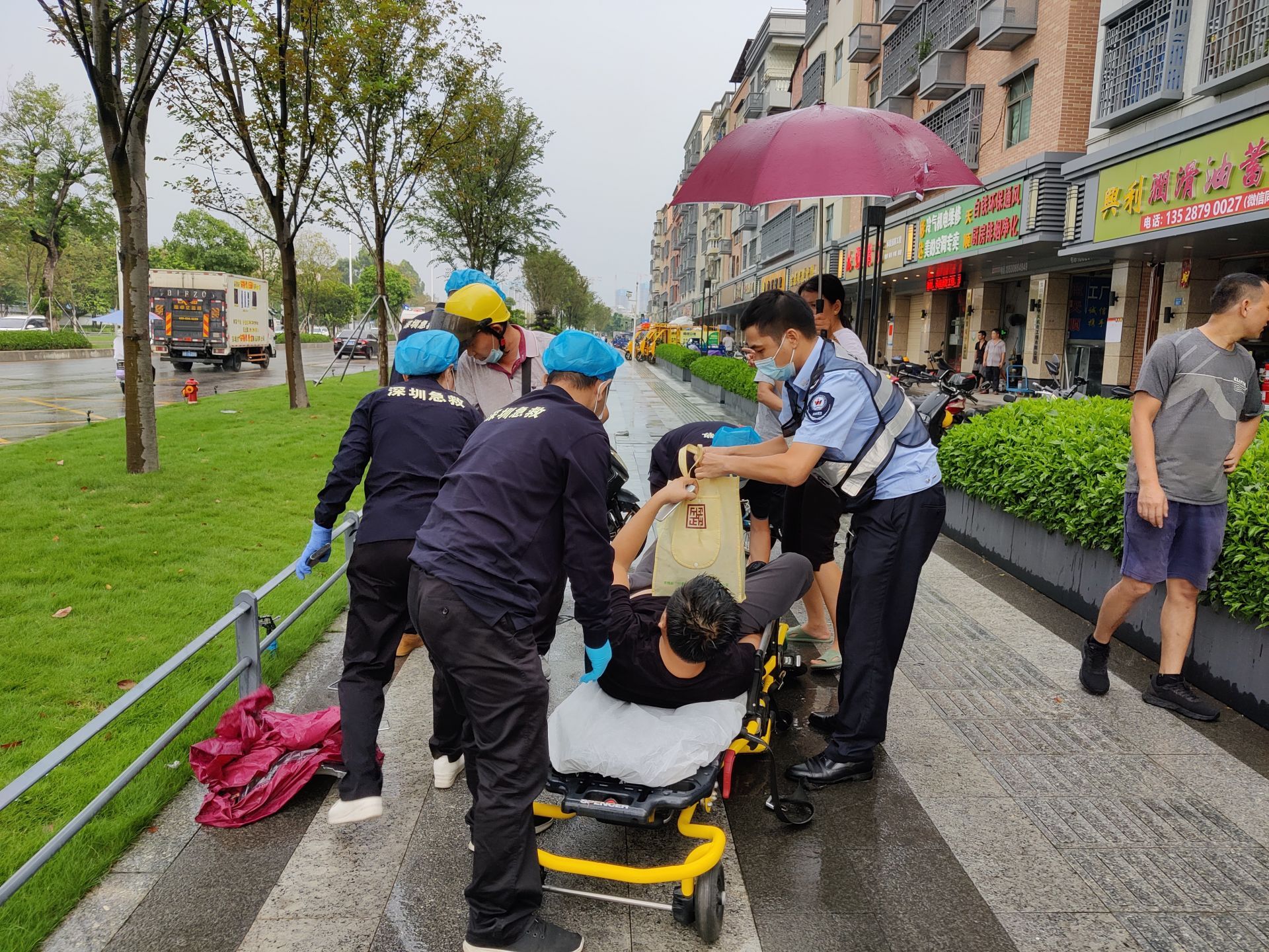 摩托车手从自行车上摔下来，用急救包里的绷带帮助自己 自行车事故 库存图片 - 图片 包括有 骑自行车者, 白种人: 176609401