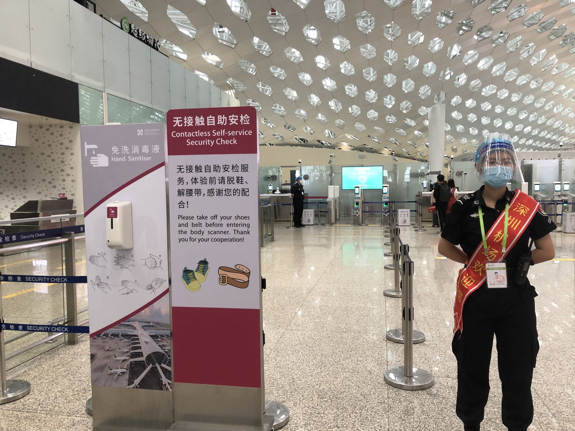 最快两分钟 深圳机场率先试行“无接触自助安检”模式，旅客可全流程自助