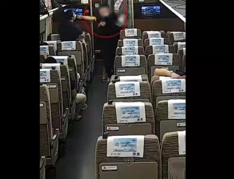 一拳打进班房！深圳一男子列车上为窗帘开合动粗