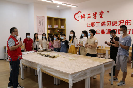 龙田街道大工业区开展手工冰皮月饼制作活动