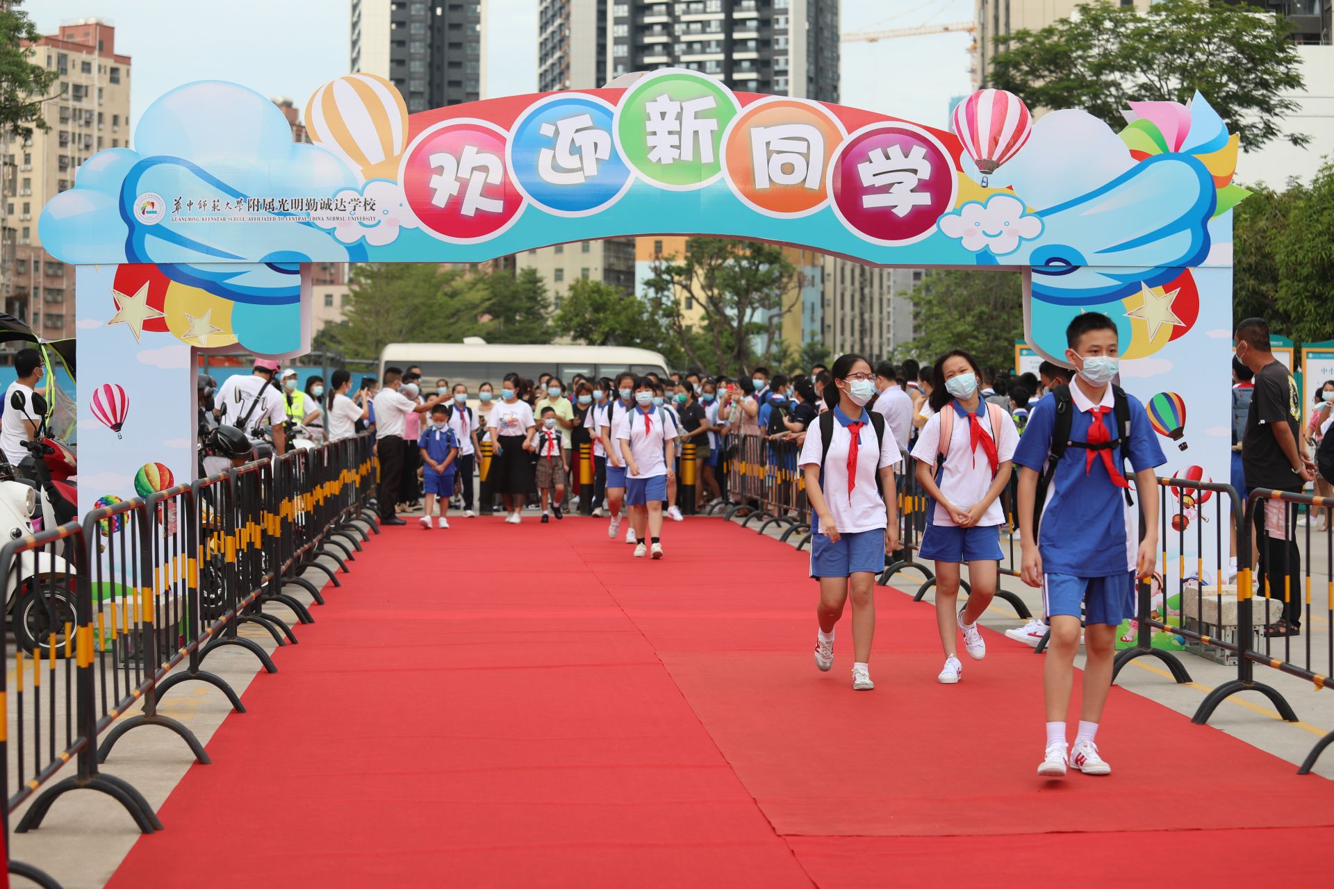 华中师大光明勤诚达附校顺利开学，校长李青山上开学第一课