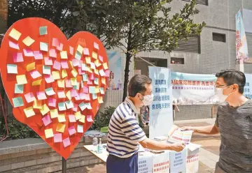 香港选委会选举：412名候选人竞逐13个界别分组的364个席位