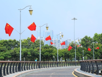 满城尽是“中国红” 靓丽风景迎佳节