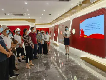 上村社区组织党员群众参观廉明馆