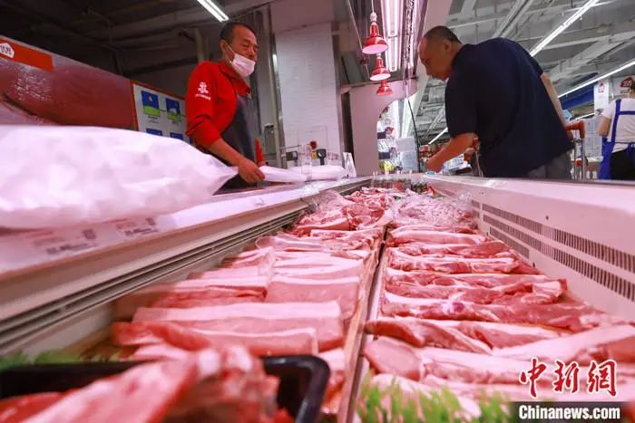 山西太原一超市，消费者在选购猪肉。中新网 资料图