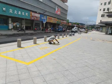 我为群众办实事 | 新湖街道为民施划800余个停车位  