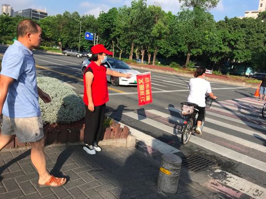 “红马甲”守护在25个繁忙路口，龙城“1+11+4”工作模式开展文明交通劝导  