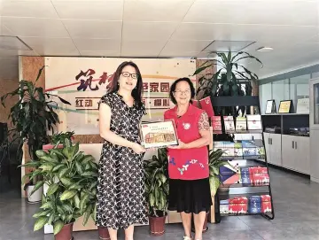 玉塘街道筑梦·红色家园党支部书记戴洁联：“甜心奶奶”为来深建设者支起温暖的家