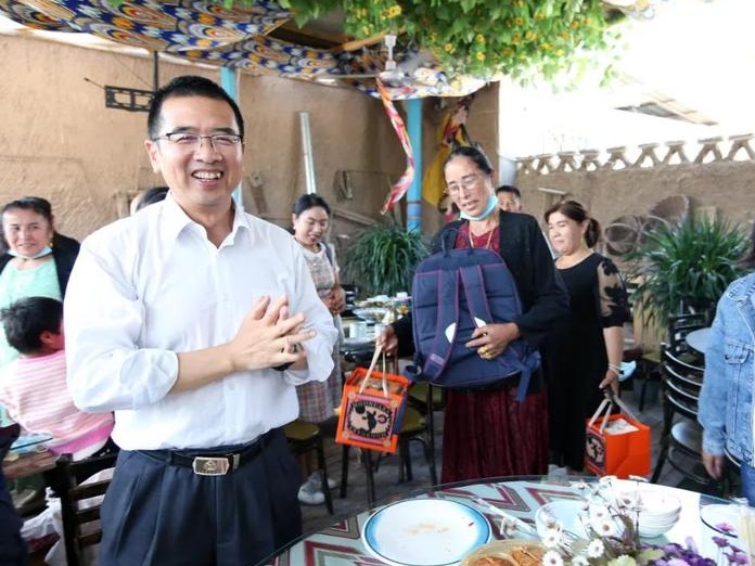 深圳第十批援疆干部与当地“亲戚”共庆佳节