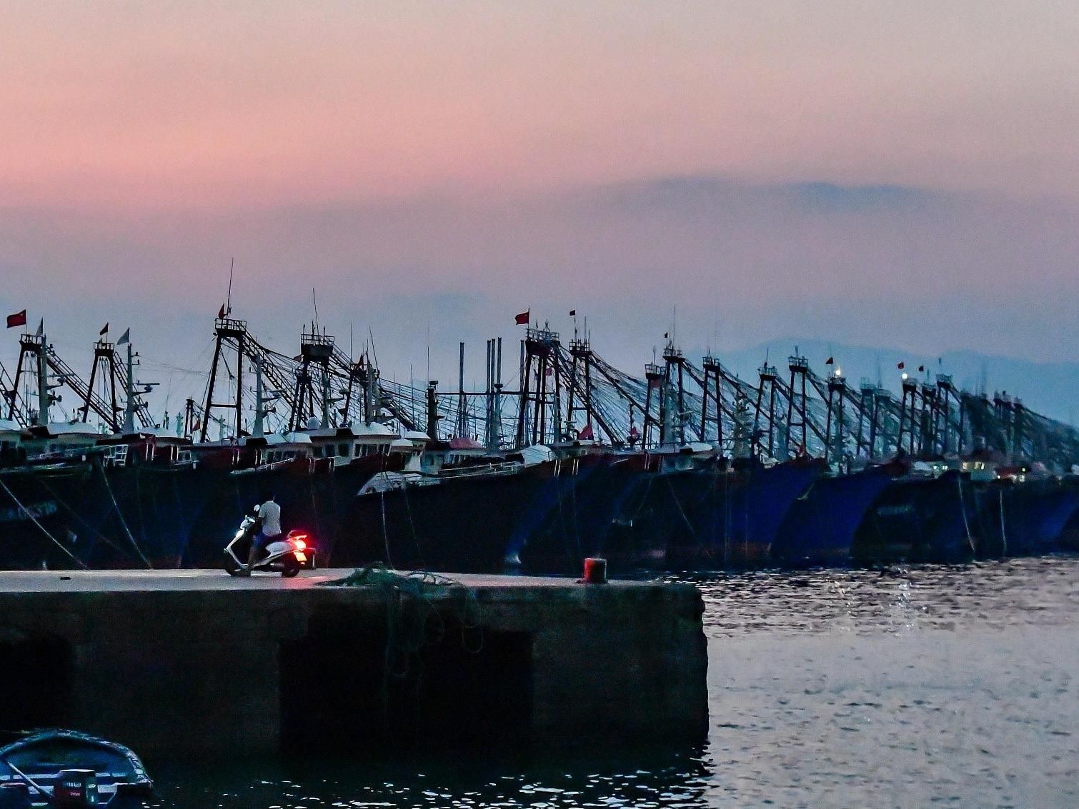 双台风来袭！广东这些海域渔船需回港避风