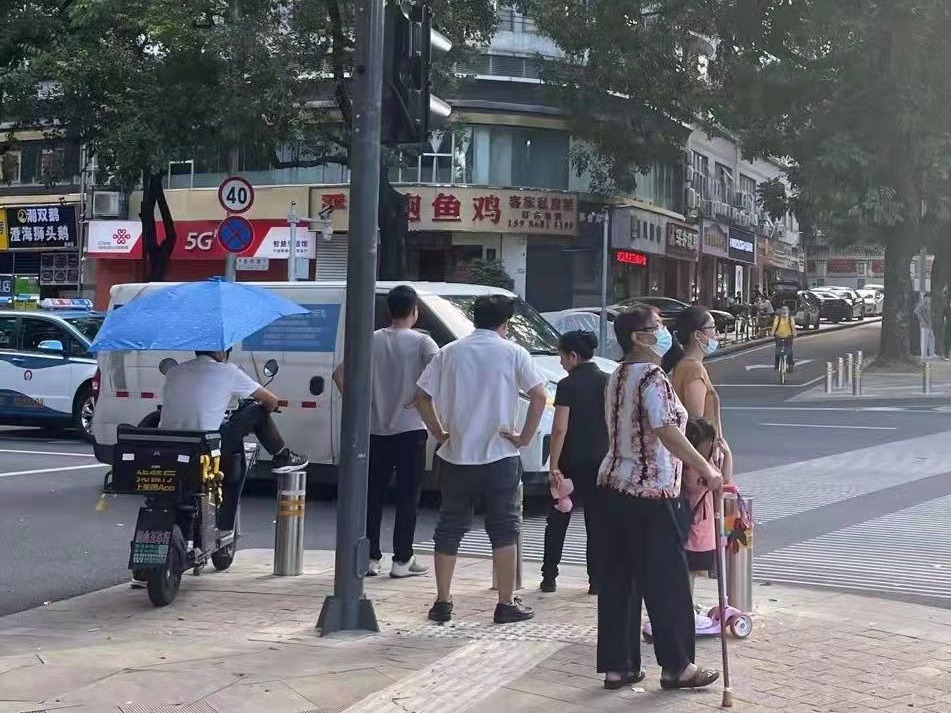 @深圳电动车车主，加装车篷、遮阳伞不可取！请尽快拆除