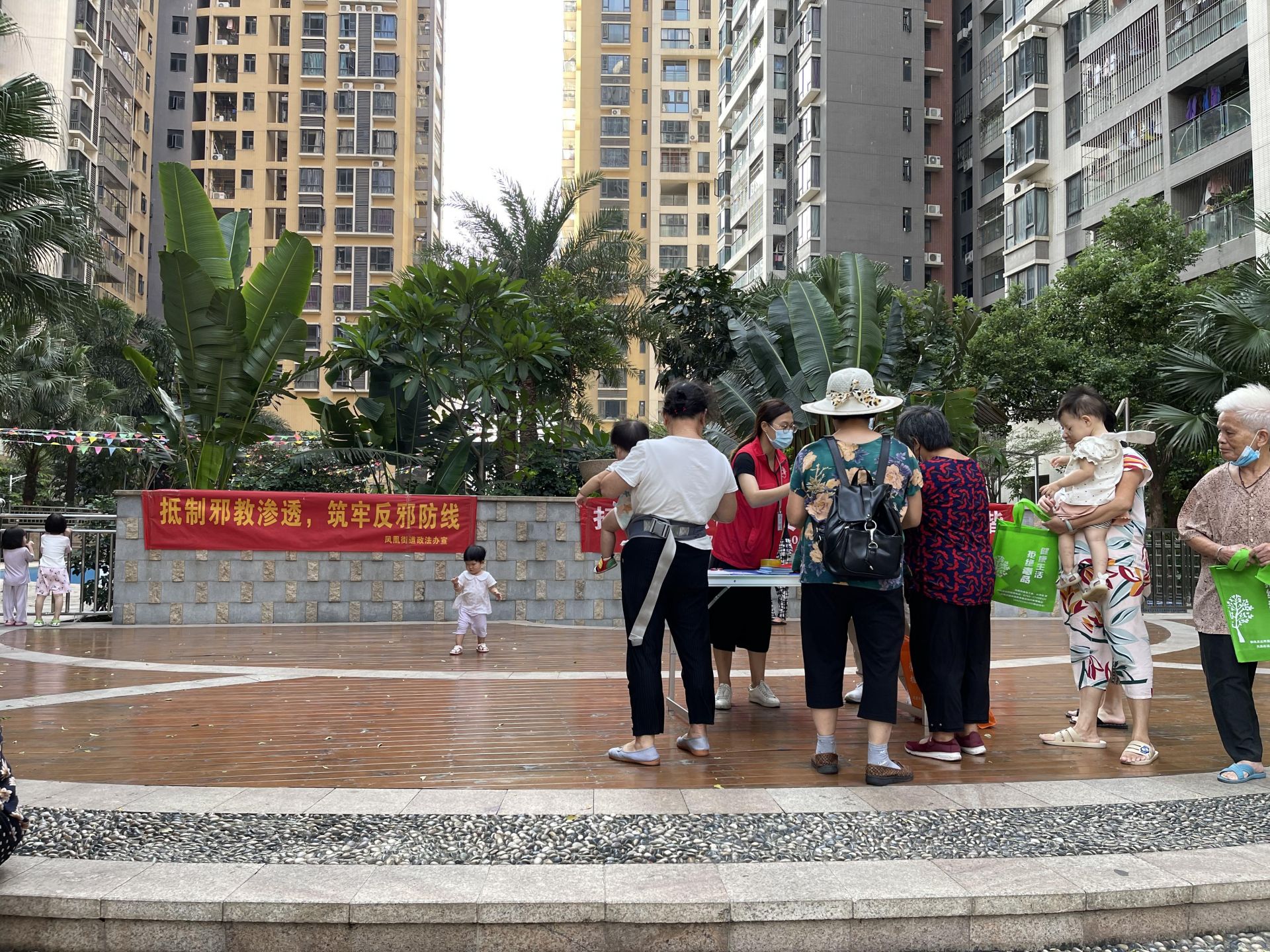 凤凰街道：防邪宣传进小区，老少齐齐来参与  