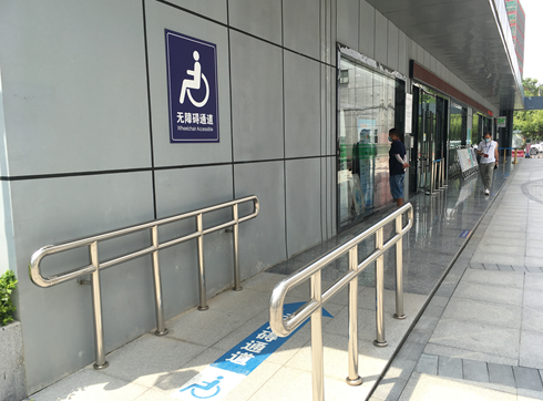贴心！玉塘行政服务大厅为残障人士提供无障碍服务        