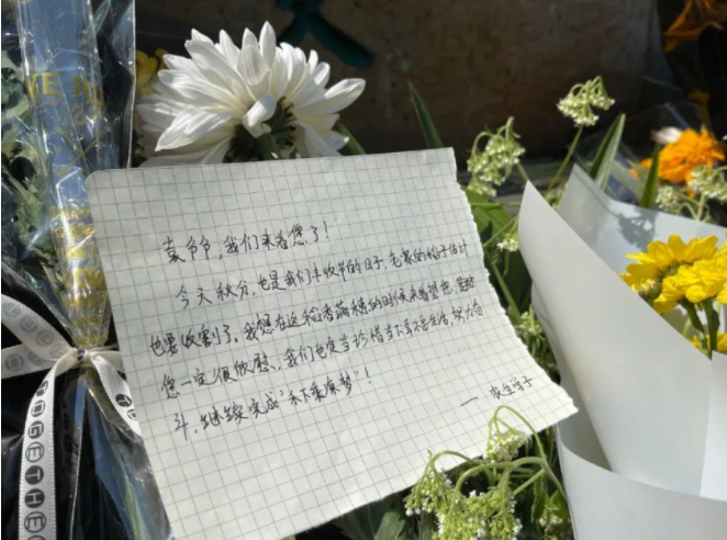 今天，袁隆平雕像前满是鲜花 