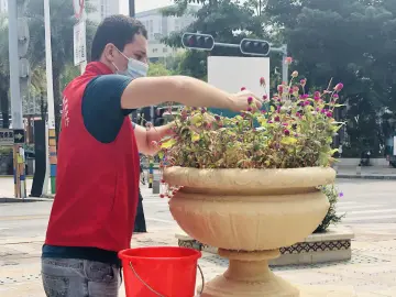 助力文明城市创建！坪山街道国际志愿者参与辖区环境卫生清扫              