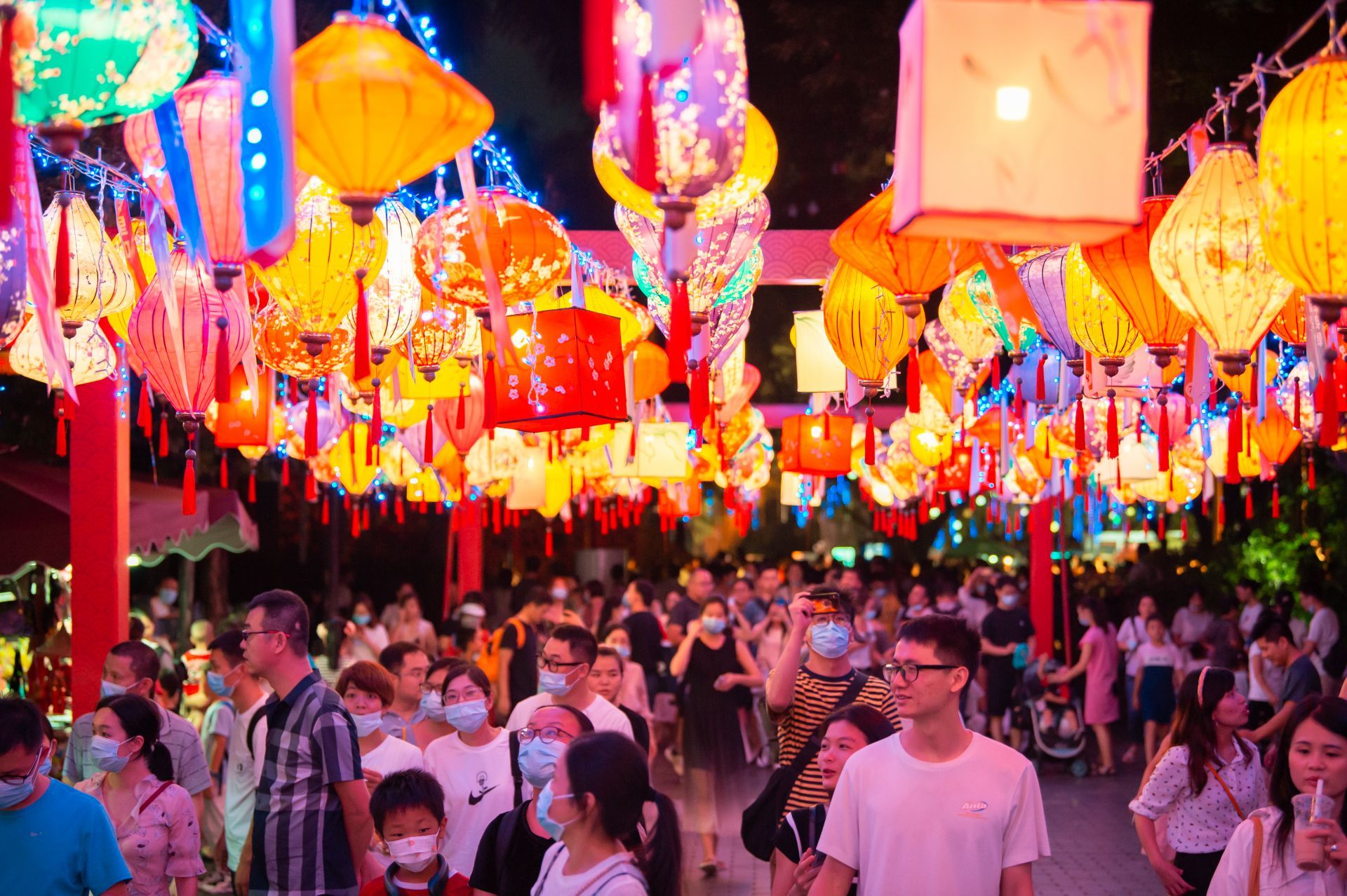 逛千盏花灯会,全家团圆过中秋!