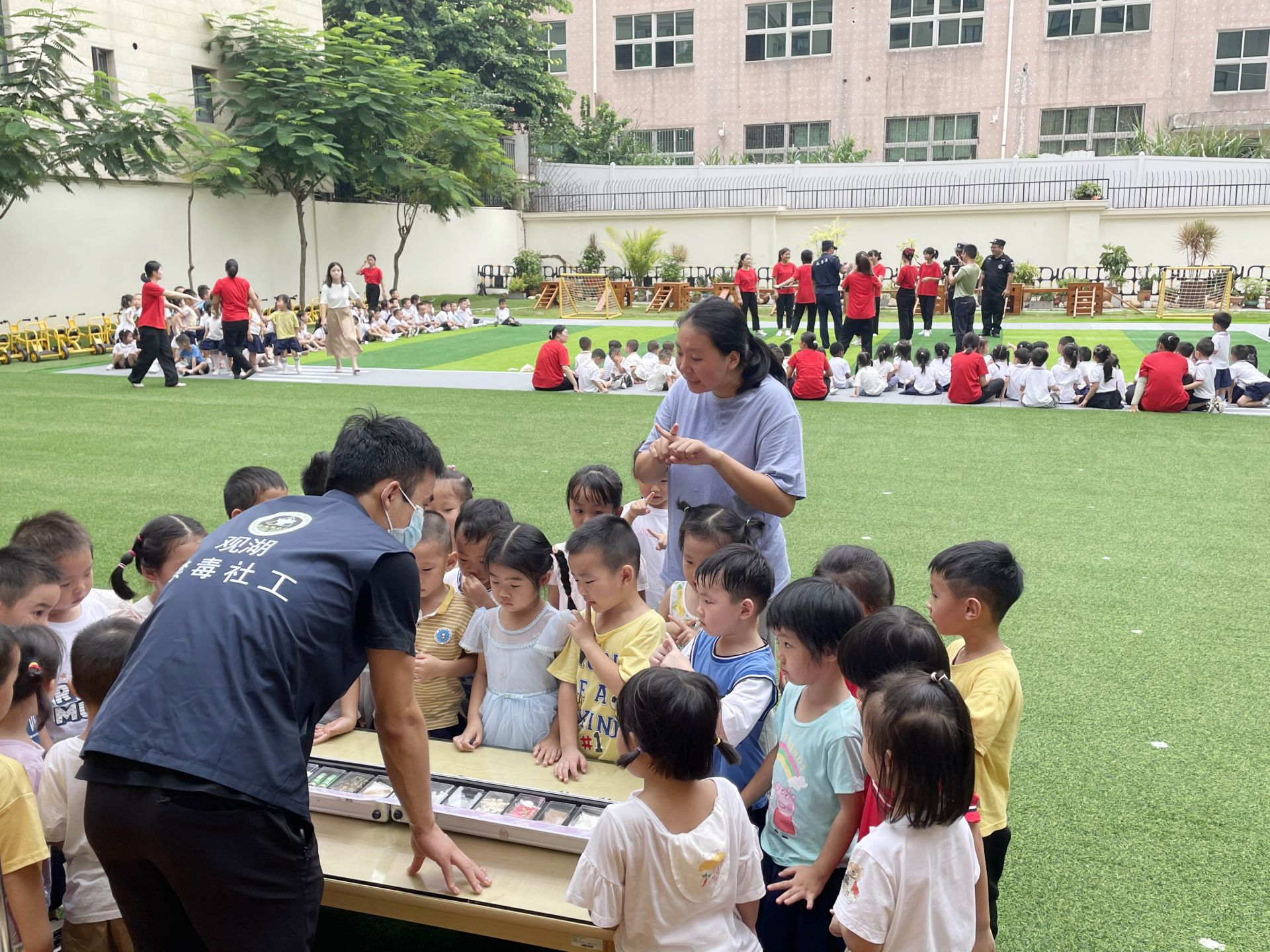 守护幼儿促成长——观湖街道禁毒宣传进幼儿园