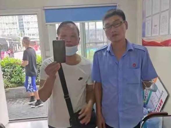 手机不慎丢了，他打车直追到公交总站！结局很暖心……