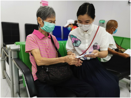 桂园街道新围社区开展长者疫苗接种动员 老党员带头争做疫苗接种的宣传者