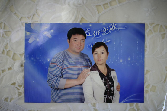 图：阿不都艾尼·吐尔地和妻子吐尔孙古丽的合影