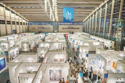 “艺术深圳”开幕 规模历届之最  72家品牌画廊及艺术机构参加，实行预约制观展