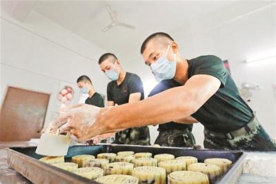 武警广东总队执勤第二支队：制作400份月饼送给远方亲人 