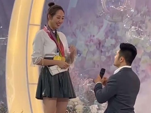 三块金牌挂上女友脖子，石智勇求婚成功：太太是排球运动员