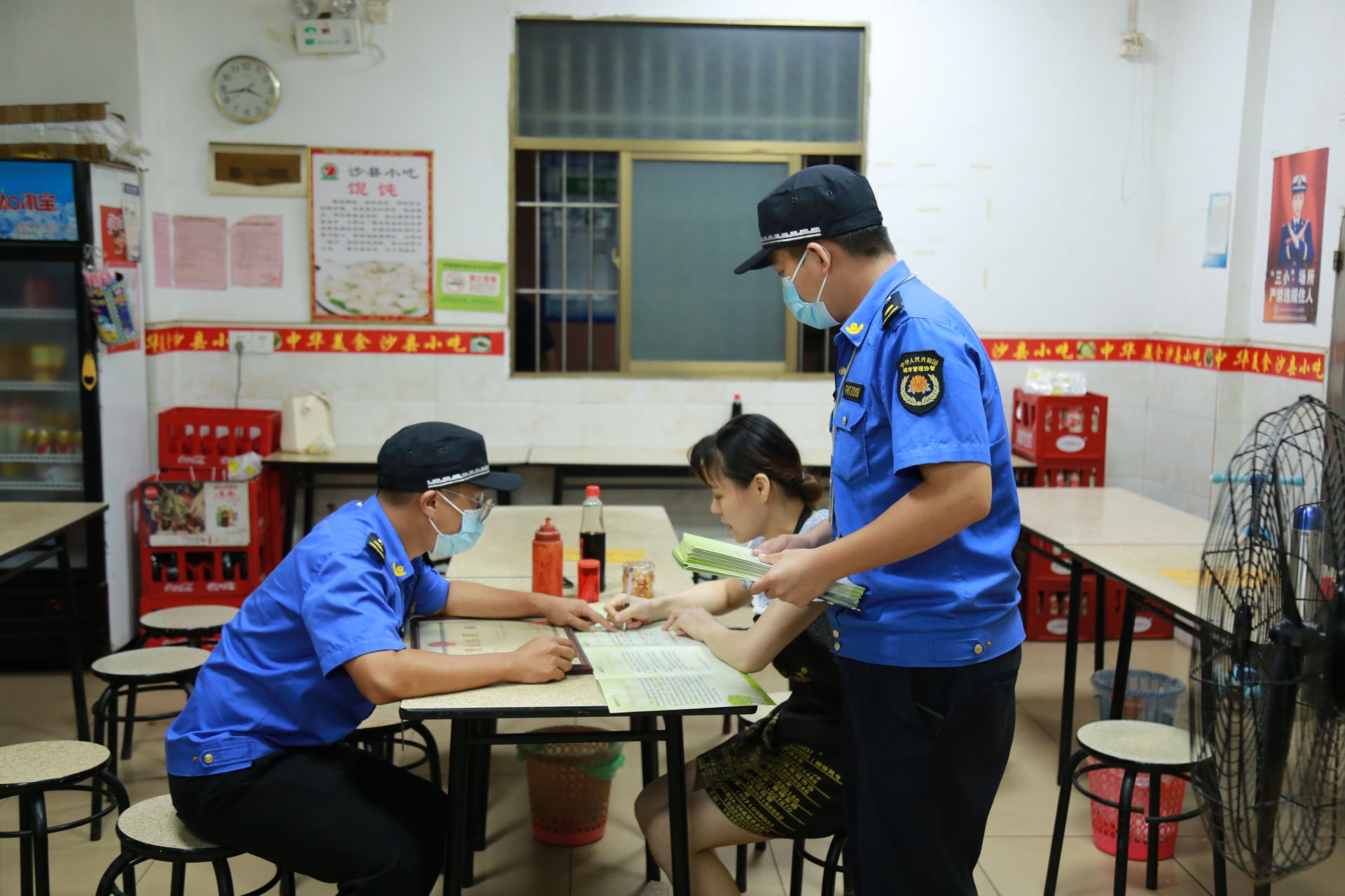 凤凰街道整治“门前三包”提升市容环境水平