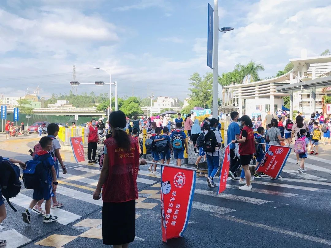 开学啦，坪山校门口“路小二”又上岗为学生暖心护航